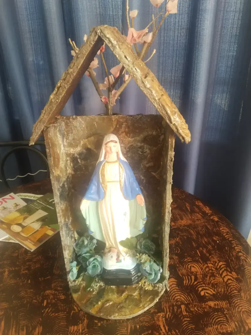 Figura religiosa en caja de madera - 6