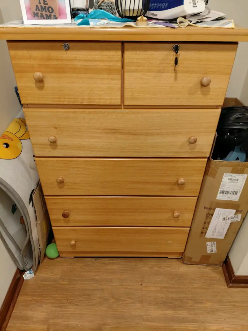 Cómoda de madera con cajones