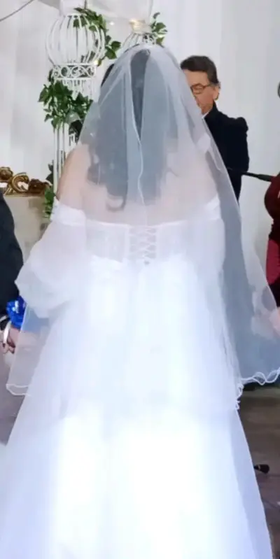 Vestido de novia blanco con encaje - miniatura 2