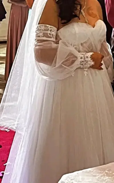 Vestido de novia blanco con encaje - miniatura 3