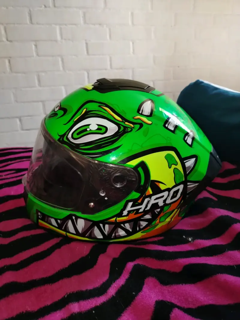 Casco HRO verde con diseño - 1