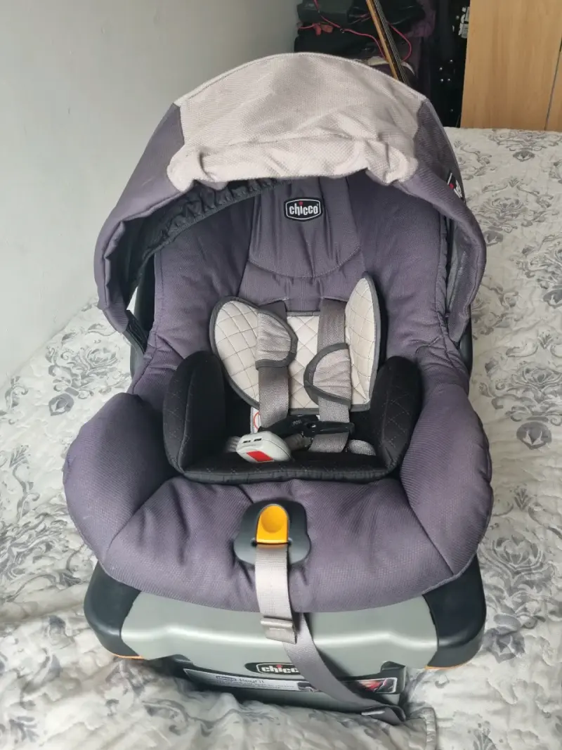 Silla de auto gris oscuro - 4