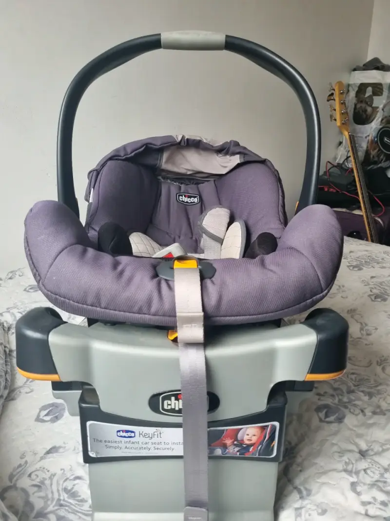 Silla de auto gris oscuro - 6