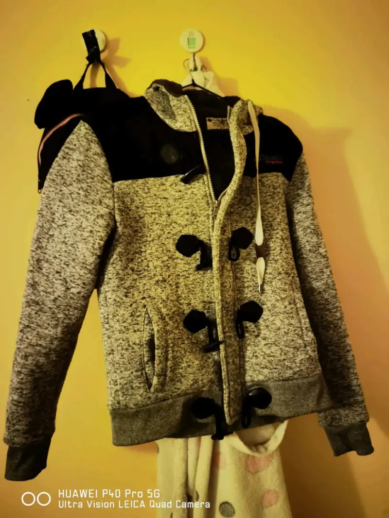 Chaqueta con capucha gris y negra - 1