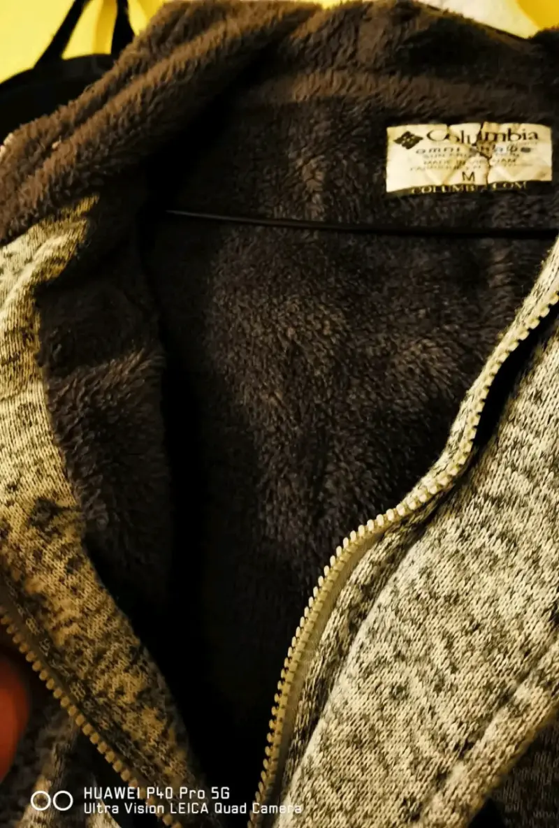 Chaqueta con capucha gris y negra - 2