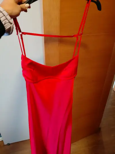 Vestido rojo de tirantes - miniatura 1
