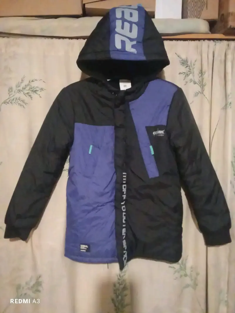 Parka negra y morado con capucha