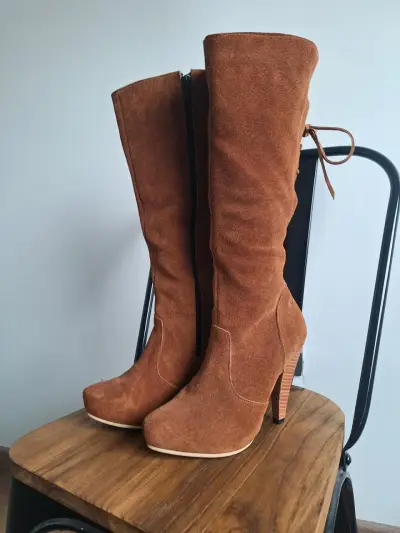 Botas nuevas de cuero gamuza marrón taco cómodo . - miniatura 1