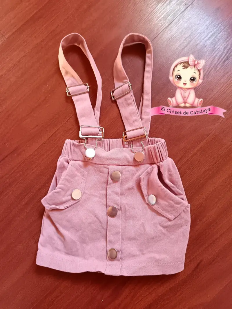 Falda short con tirantes rosada