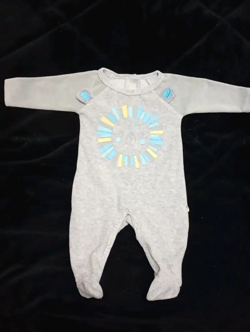 Pijama gris de polar con diseño de león