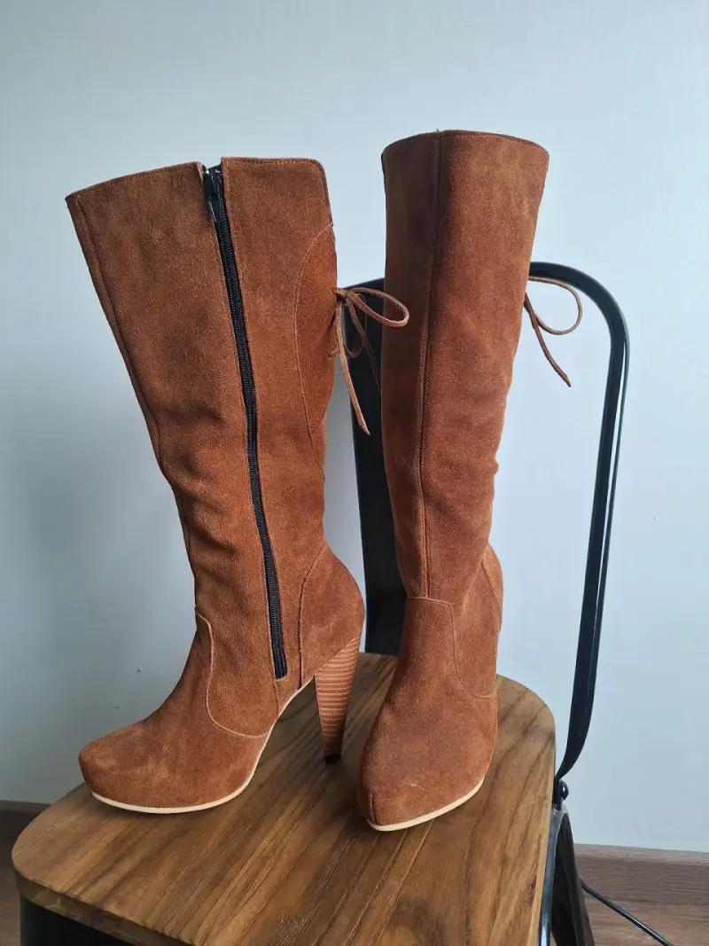 Botas nuevas de cuero gamuza marrón taco cómodo . - 2