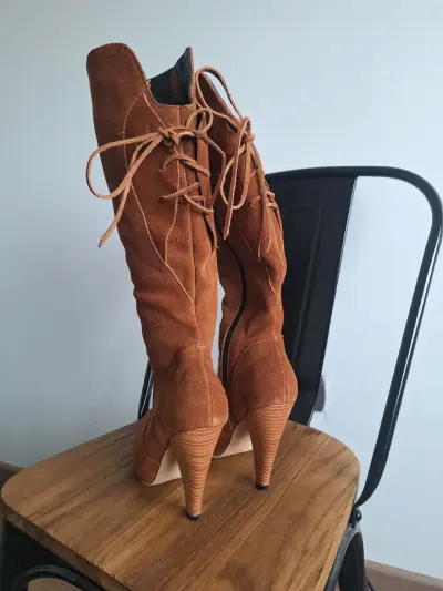 Botas nuevas de cuero gamuza marrón taco cómodo . - miniatura 3