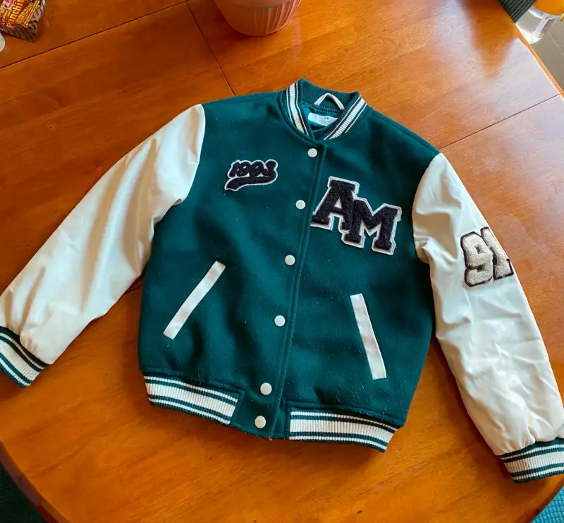 Chaqueta tipo varsity verde y blanca