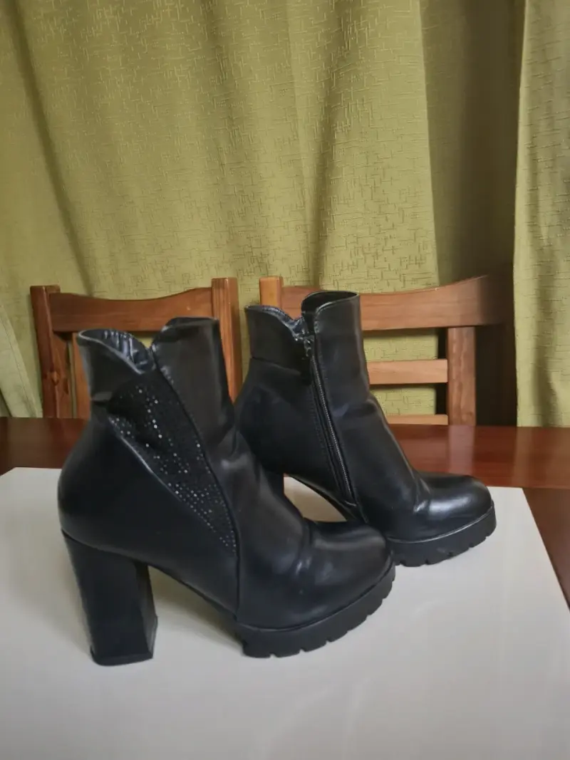 Botines negros con tacón alto - 1
