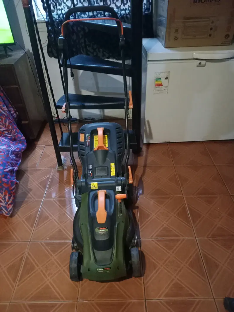 Cortacésped eléctrico verde poco uso - 1