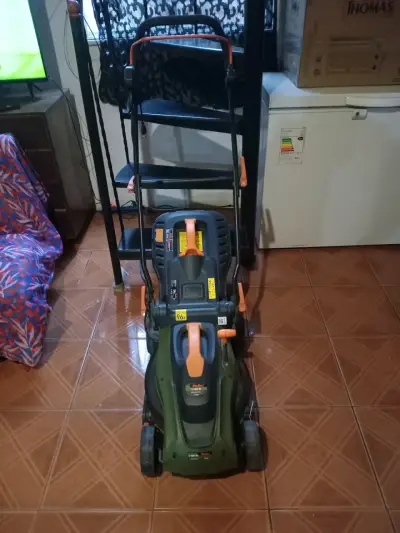 Cortacésped eléctrico verde  poco uso - miniatura 2