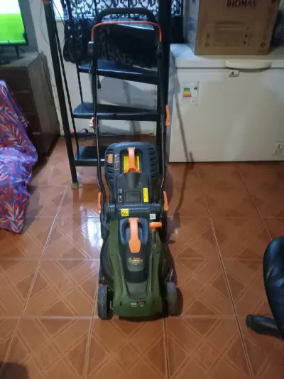 Cortacésped eléctrico verde  poco uso - miniatura 4