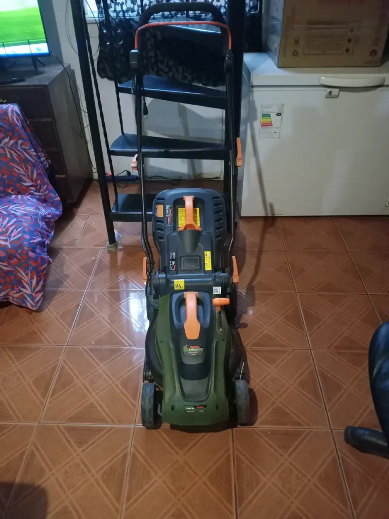 Cortacésped eléctrico verde poco uso - 5