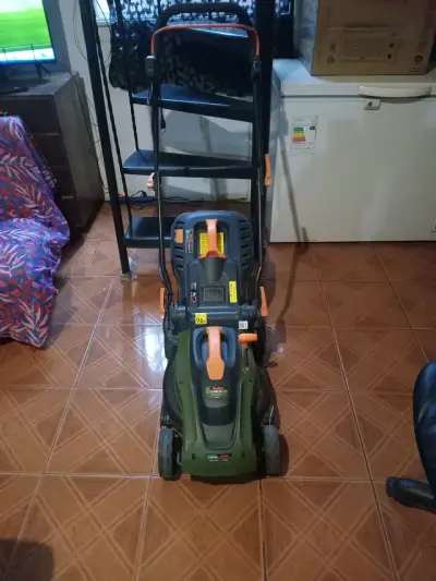 Cortacésped eléctrico verde  poco uso - miniatura 5