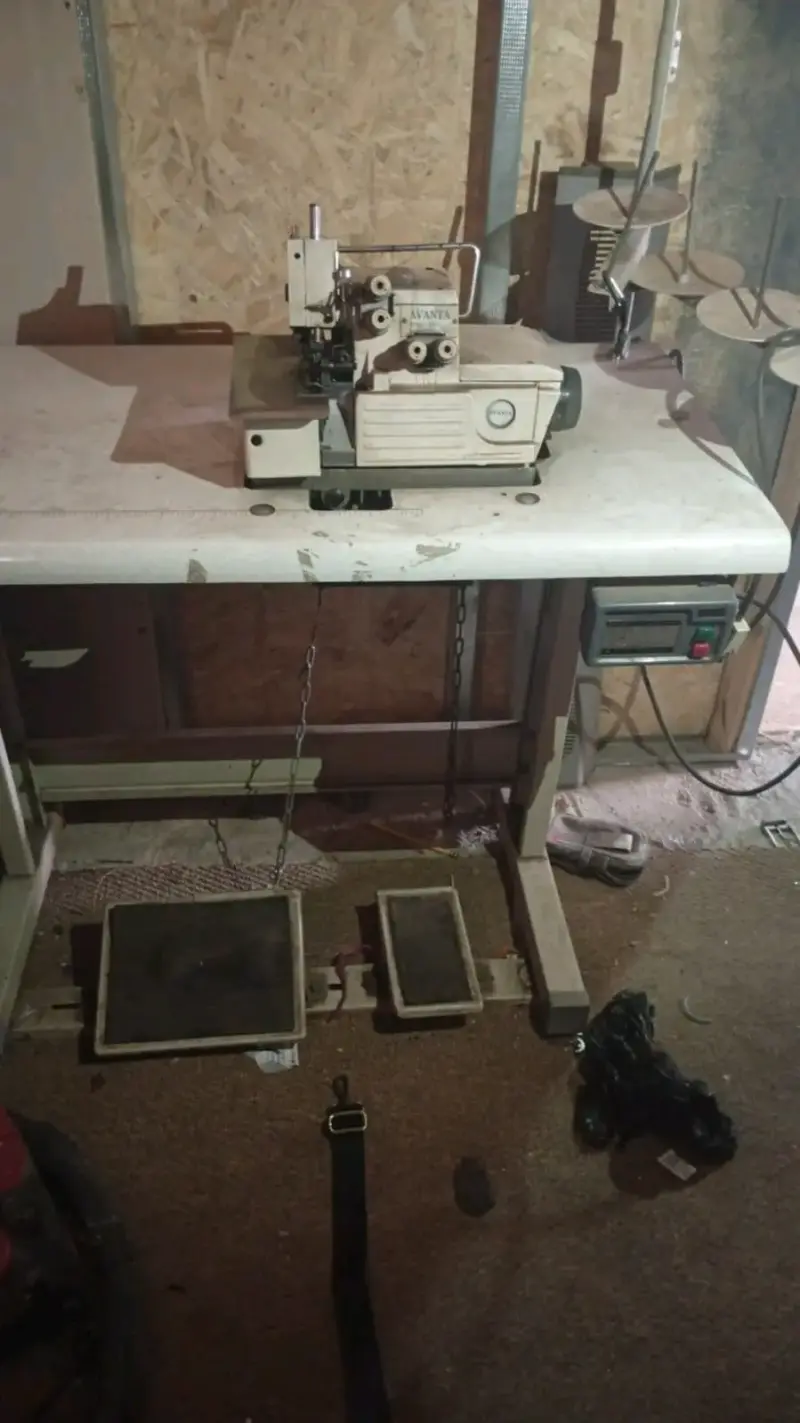 Máquina overlock industrial usada - 1