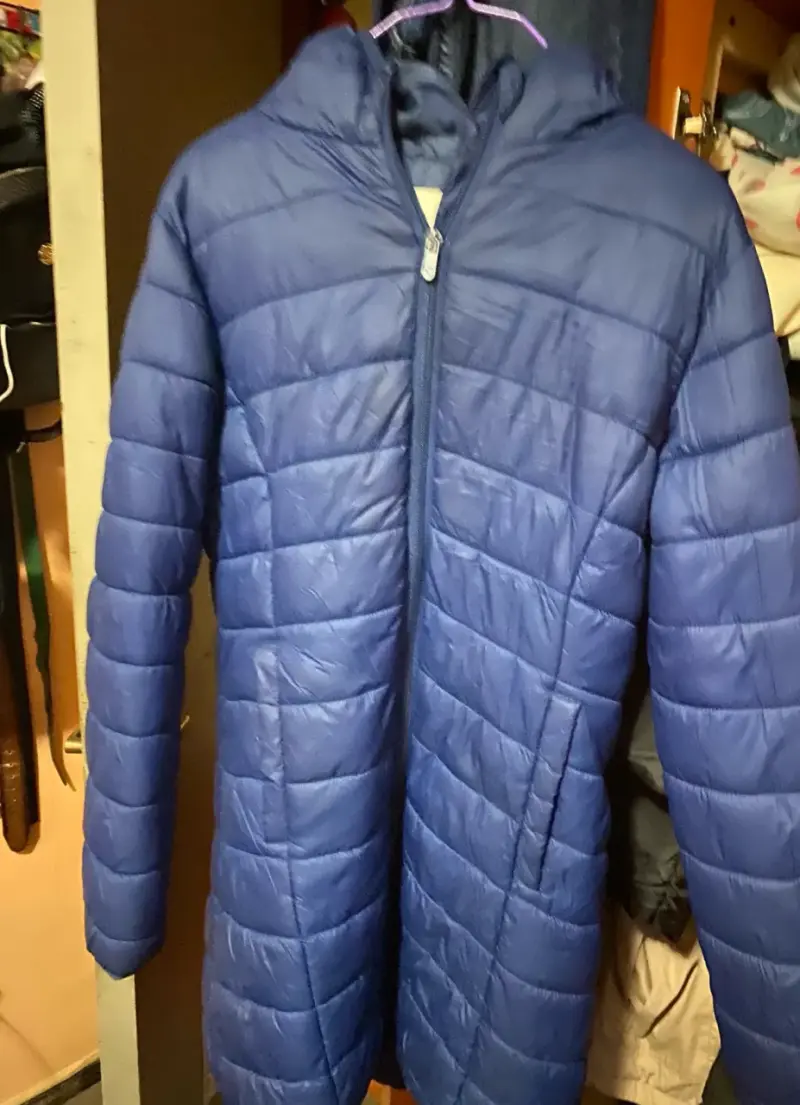 Chaqueta acolchada azul con capucha
