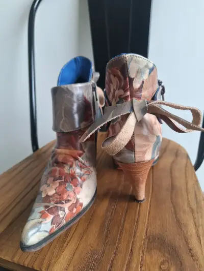 Botines de tacón floral 100%cuero - miniatura 2