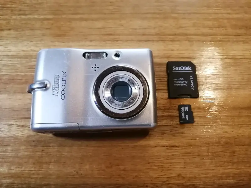 Cámara Nikon Coolpix con tarjeta SD - 1