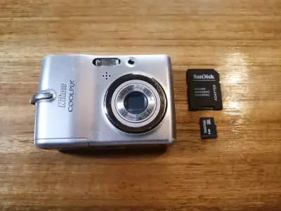 Cámara Nikon Coolpix con tarjeta SD - miniatura 1