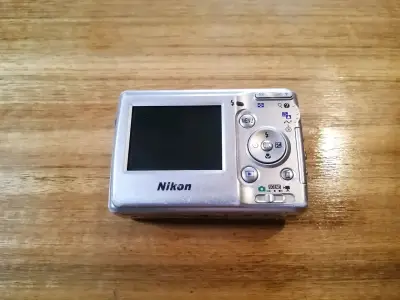 Cámara Nikon Coolpix con tarjeta SD - miniatura 2