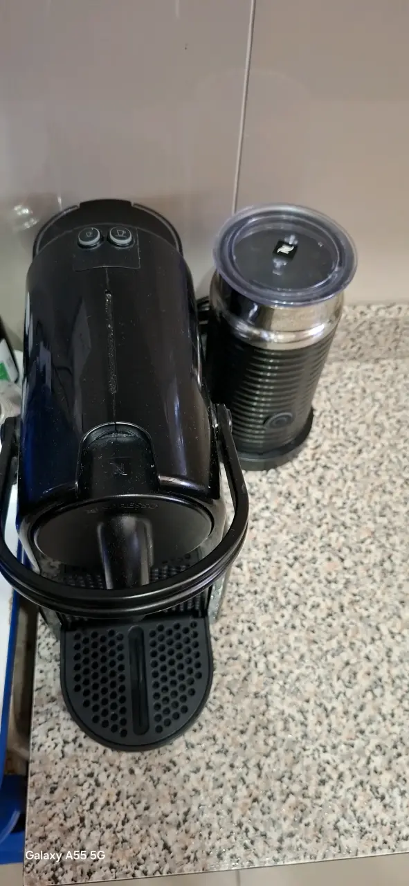 Cafetera Nespresso negra - 1