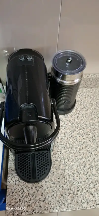 Cafetera Nespresso negra - miniatura 1
