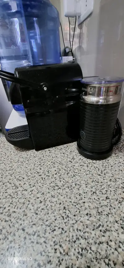 Cafetera Nespresso negra - miniatura 2