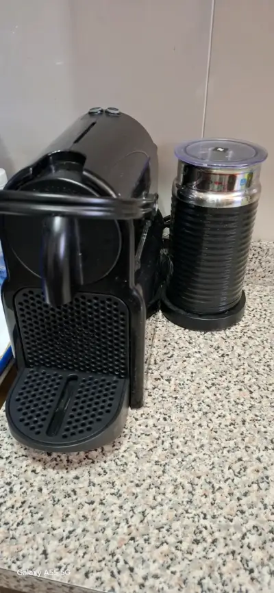 Cafetera Nespresso negra - miniatura 3