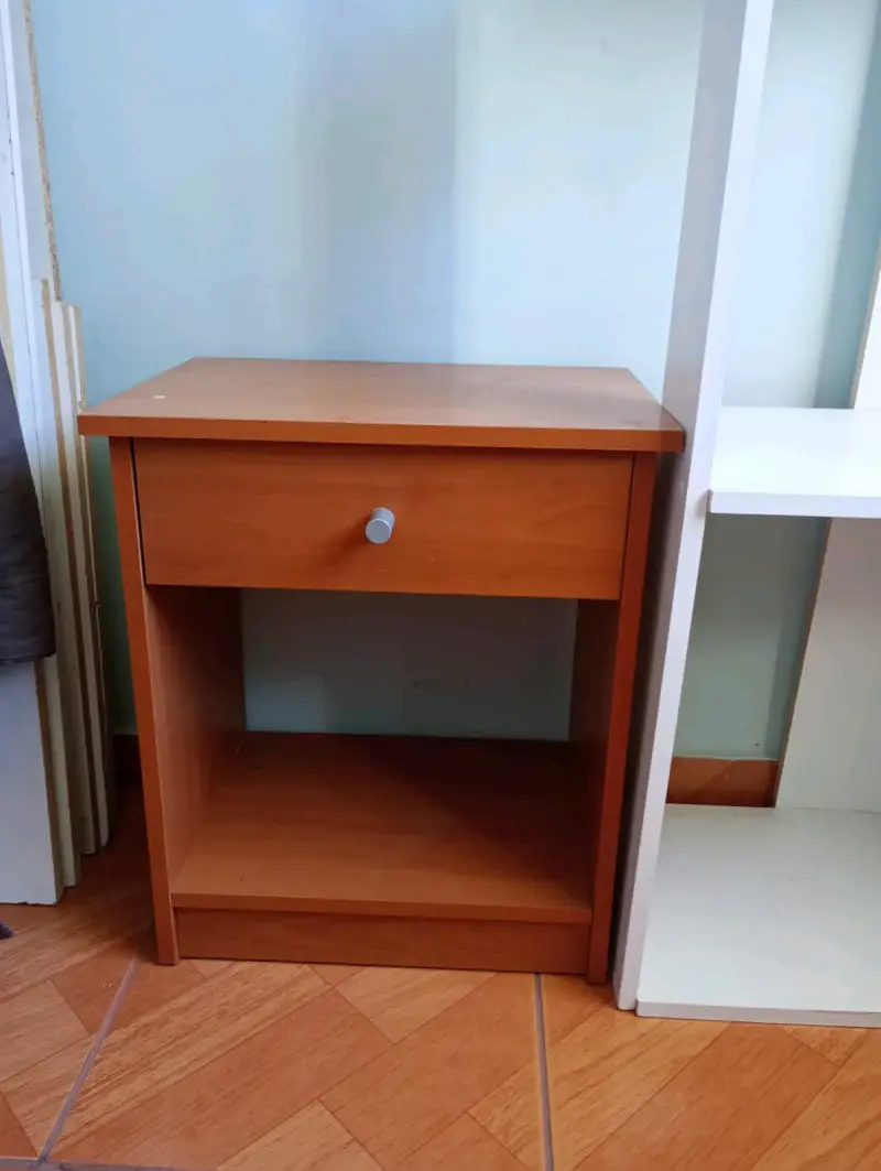 Mesa de noche madera un cajón