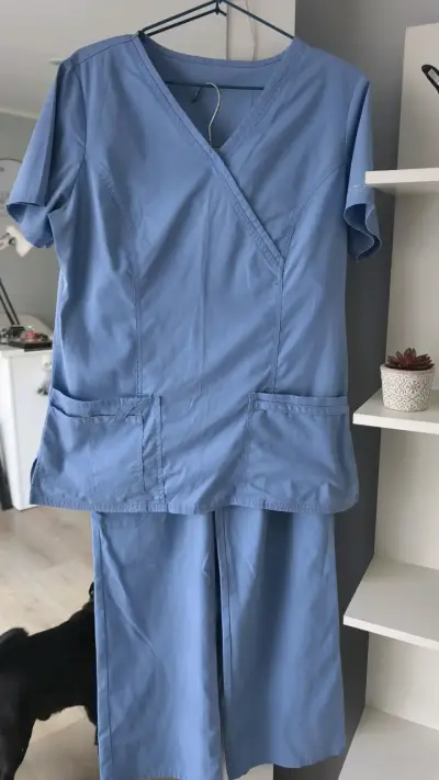 Uniformes clinicos - miniatura 1