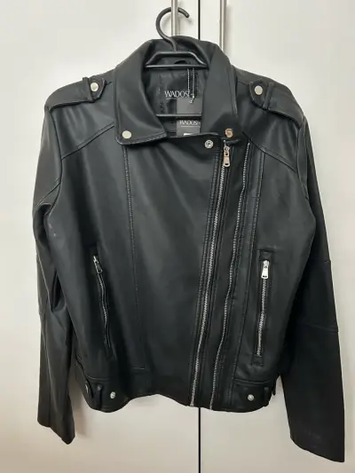 Chaqueta negra tipo biker nueva - miniatura 2