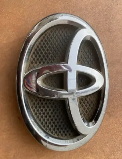 Emblema de auto metálico original Toyota - miniatura 1