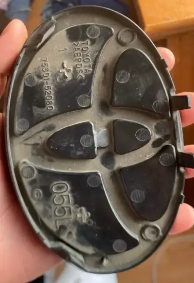 Emblema de auto metálico original Toyota - miniatura 2