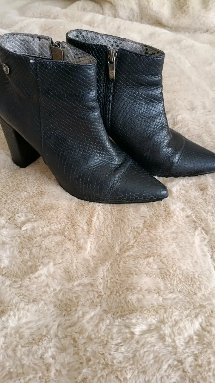 Botines negros con textura - 1