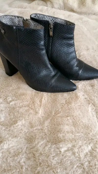 Botines negros con textura - miniatura 1