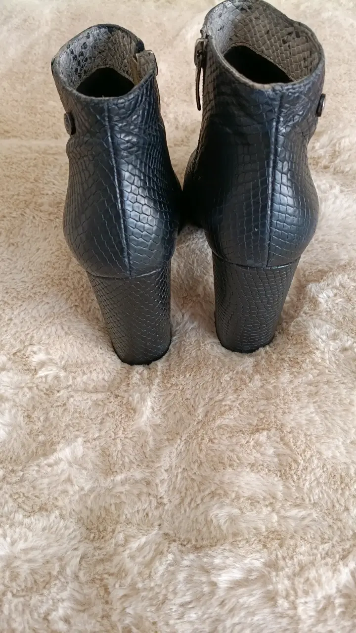 Botines negros con textura - 2