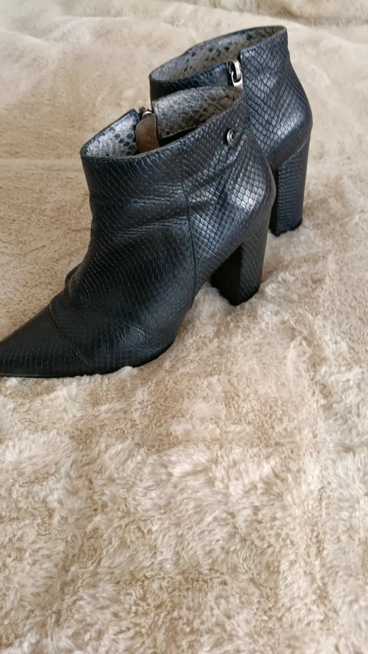 Botines negros con textura - 3