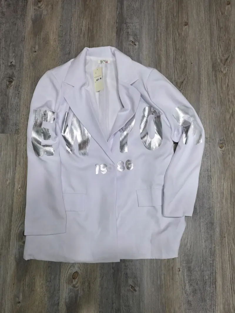 Blazer blanco con detalles plateados - 1