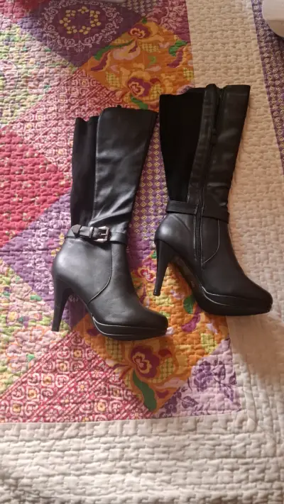 Botas negras de cuero alto - miniatura 2