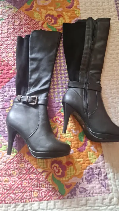Botas negras de cuero alto - miniatura 3