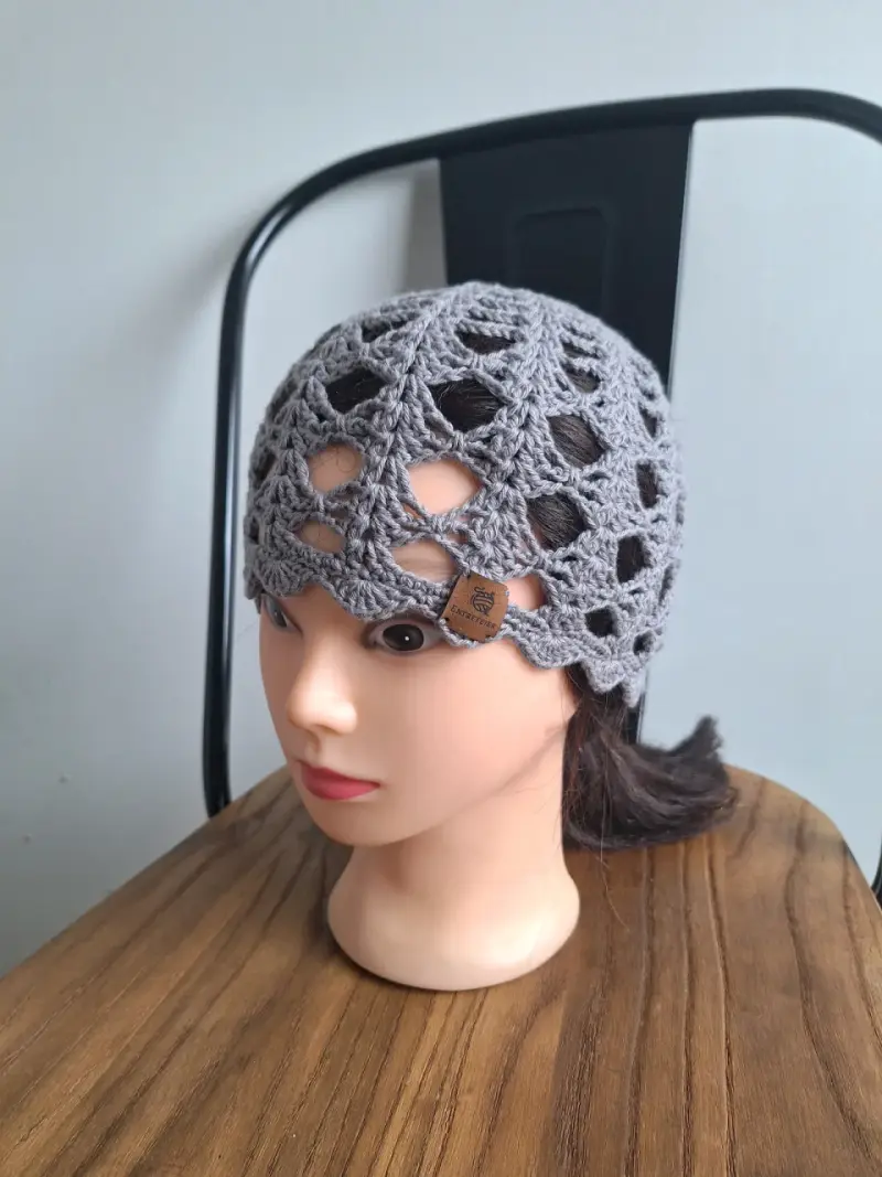 Gorro tejido a crochet gris - 1