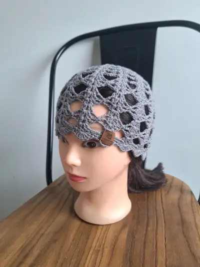 Gorro tejido a crochet gris - miniatura 3