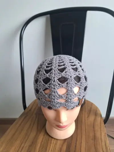 Gorro tejido a crochet gris - miniatura 4