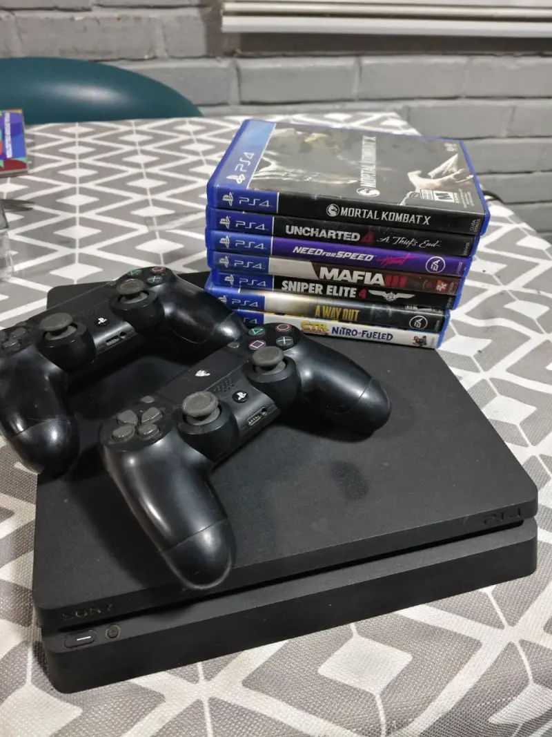 Play satation 4, 6 juegos y 2 controles