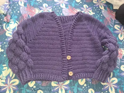 Cardigan tejido morado con botones - miniatura 1